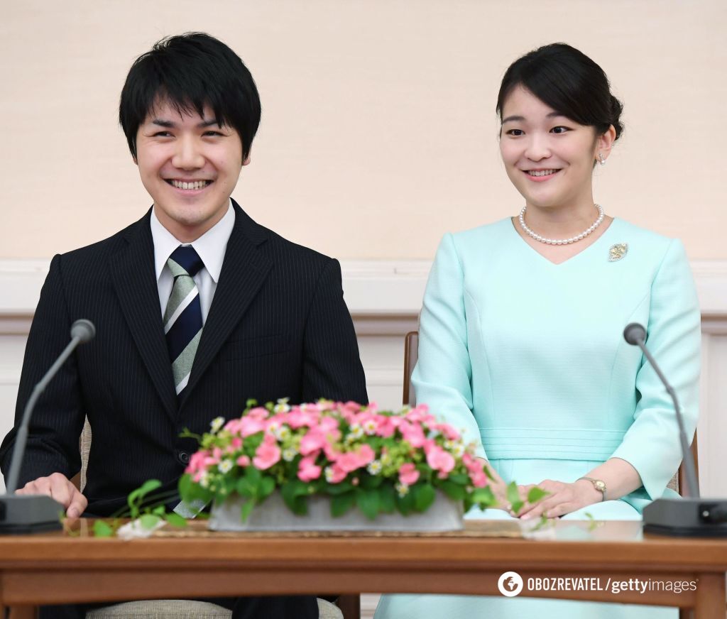 Кей Комуро и принцесса Мако во время пресс-конференции, посвященной их помолвке.