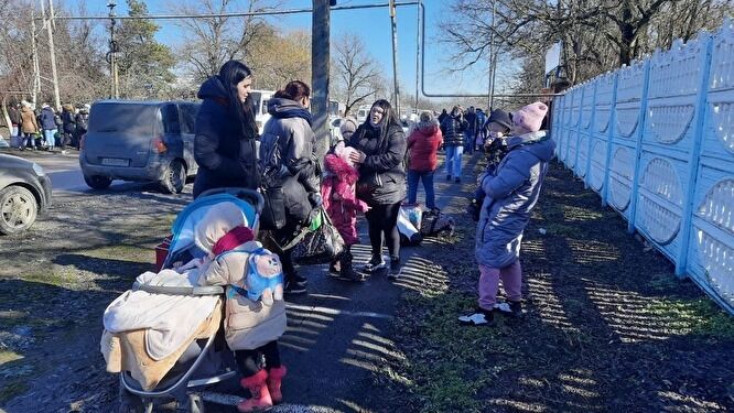 Багато людей виїхало з маленькими дітьми.