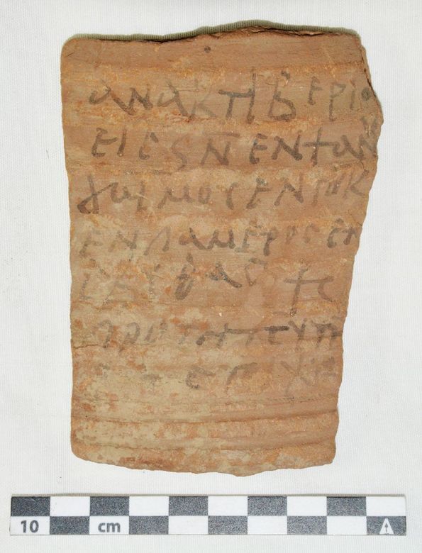 Археологи обнаружили тысячи табличек с текстами древних египтян. Фото и видео