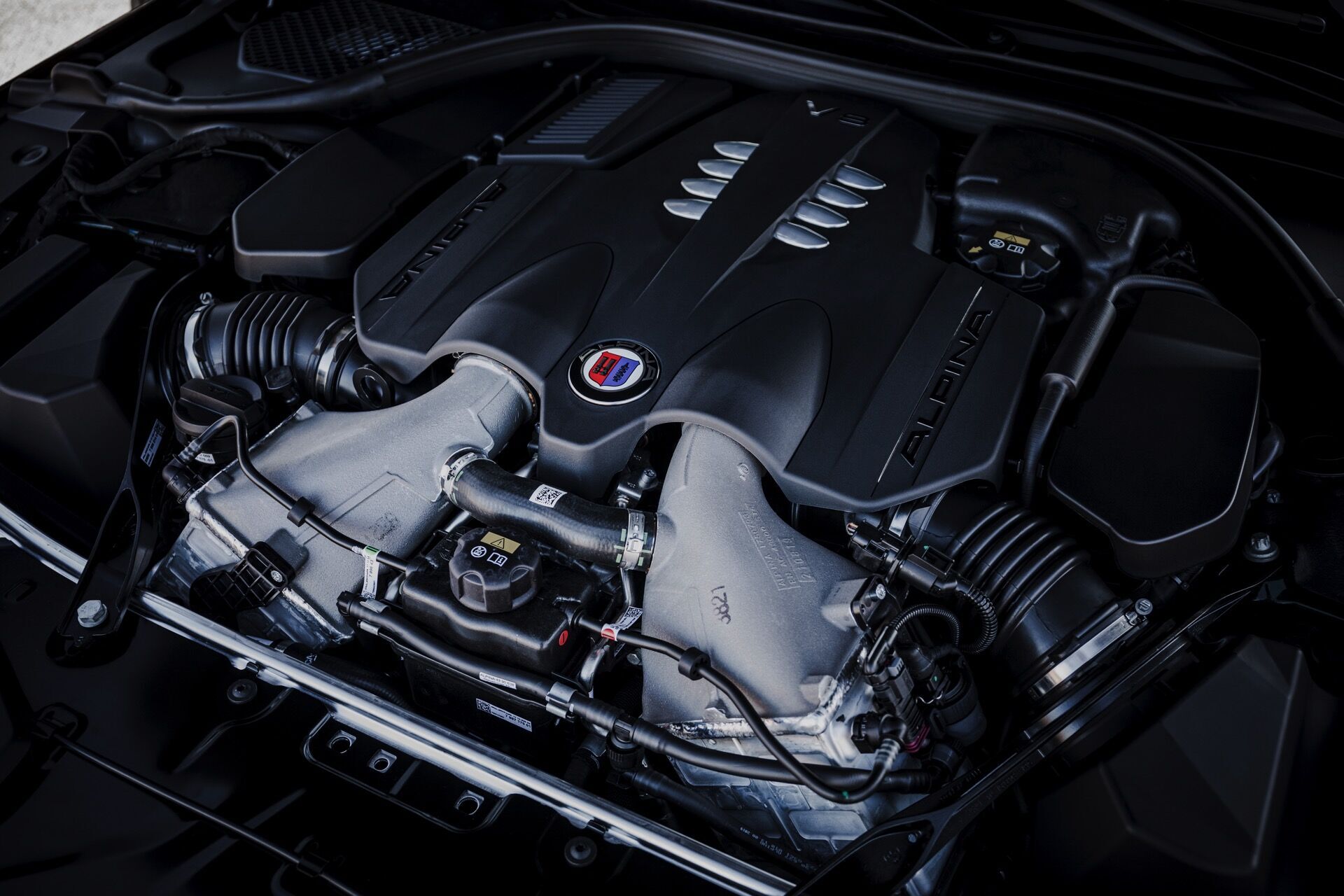 Автомобиль оснащен 4,4-литровым битурбированным V8, который развивает мощность 621 л.с.