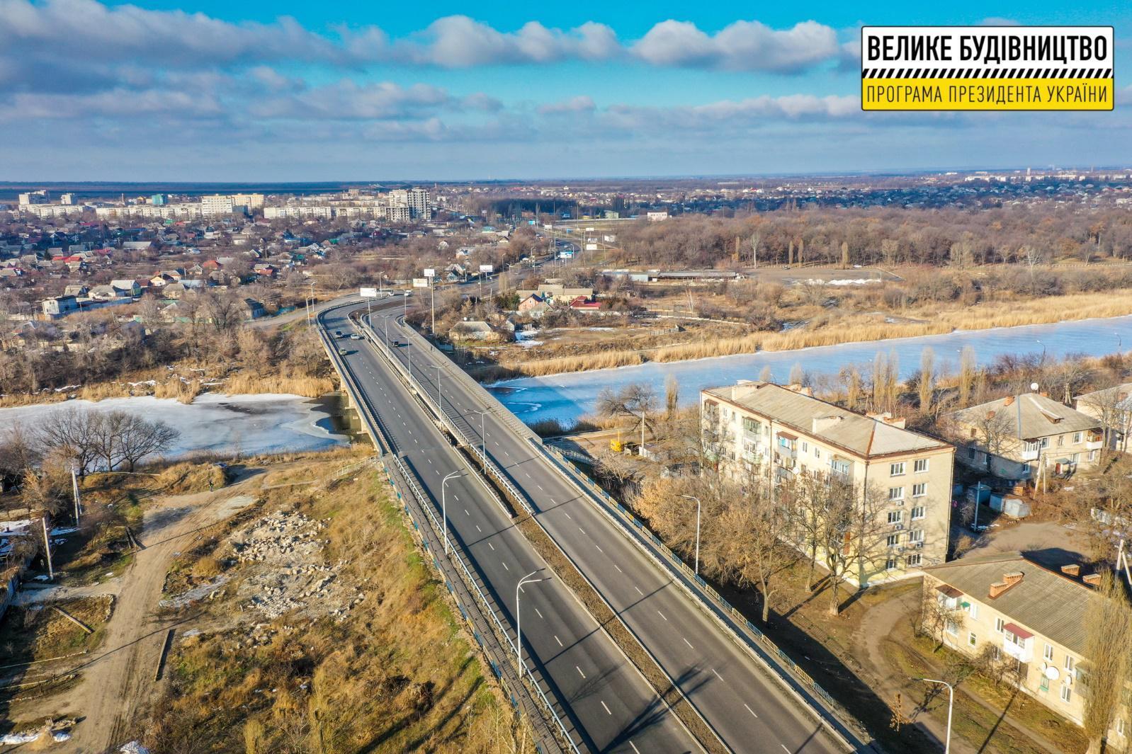 Путь через Павлоград является частью национальной "Дороги Единства" М-30 Стрый-Изварино