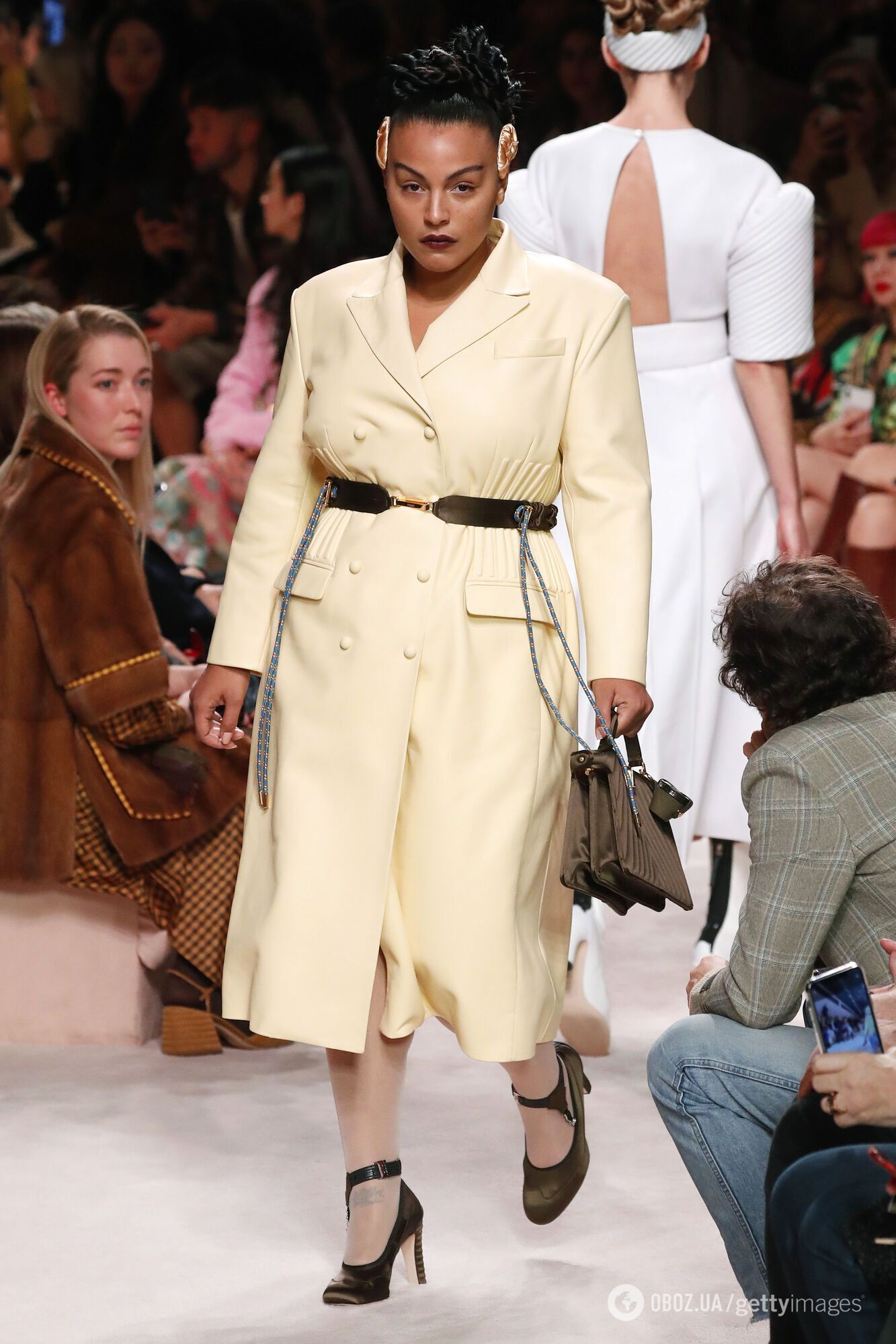 Свободный свитер, блуза или другой элемент можно успешно подчеркнуть ремнем