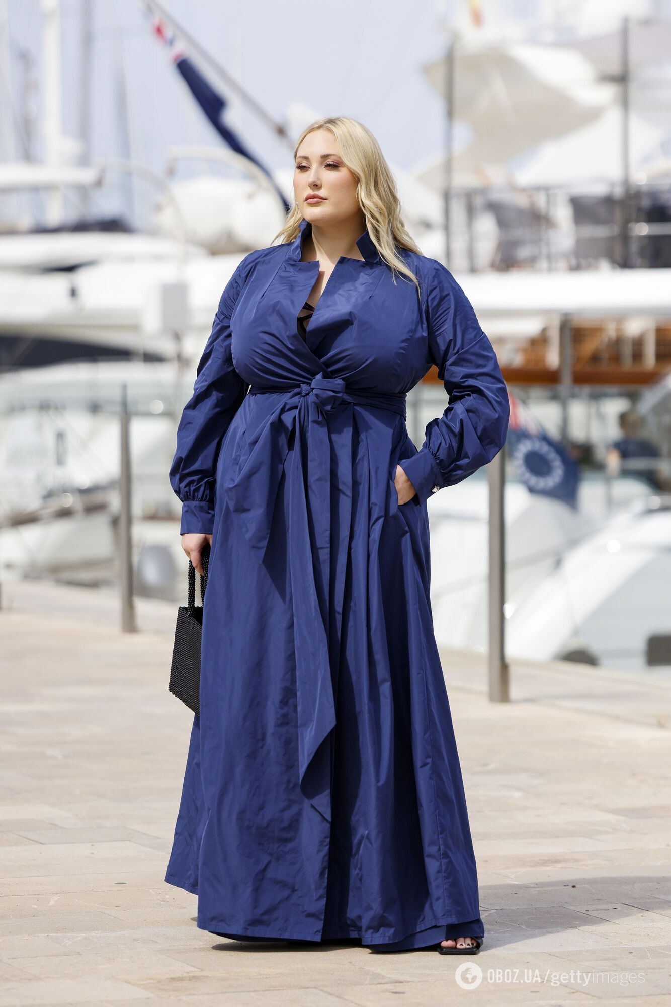 Для того чтобы скрыть живот, следует выбрать одежду прямого и свободного кроя.