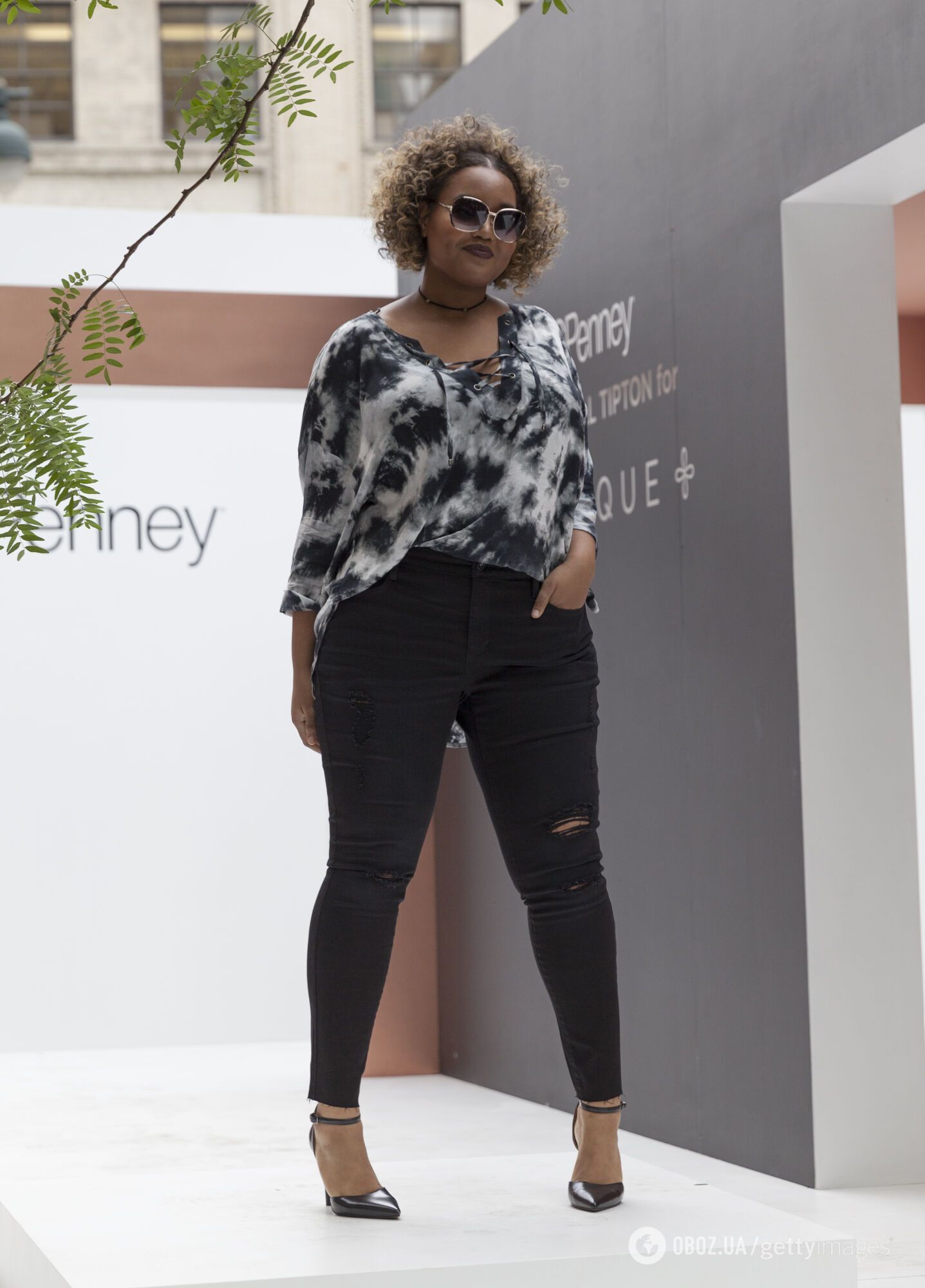 Свитер оверсайз, частично заправленный в штаны, создаст иллюзию воздуха под одеждой.