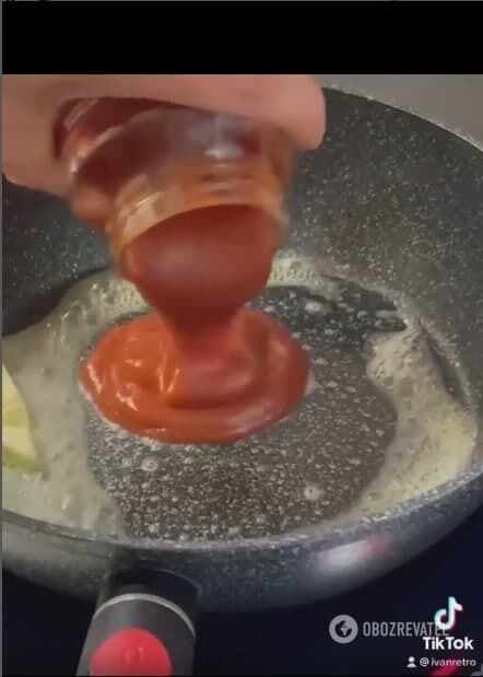 Додавання томатного соусу