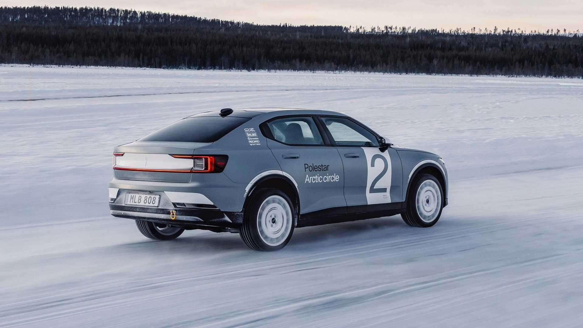 Кожна шина розмірністю 245/35 отримала по 490 шипів