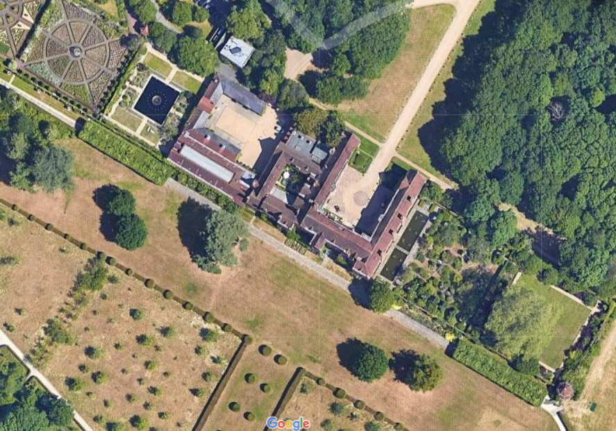 Sutton Place также находится во владении Усманова.