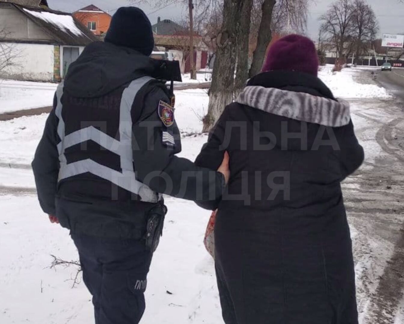 Женщину довезли домой и передали родным.