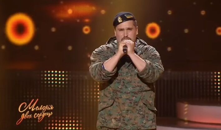 Антон Сидоров во время исполнения своей песни.