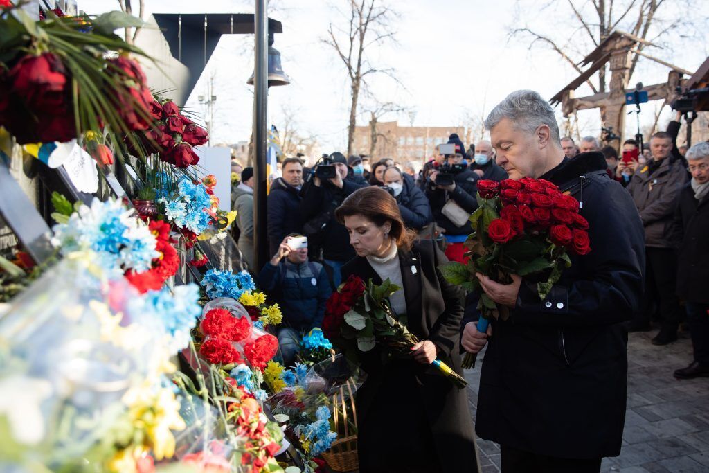 Петр Порошенко с женой Мариной почтили память Героев Небесной Сотни.