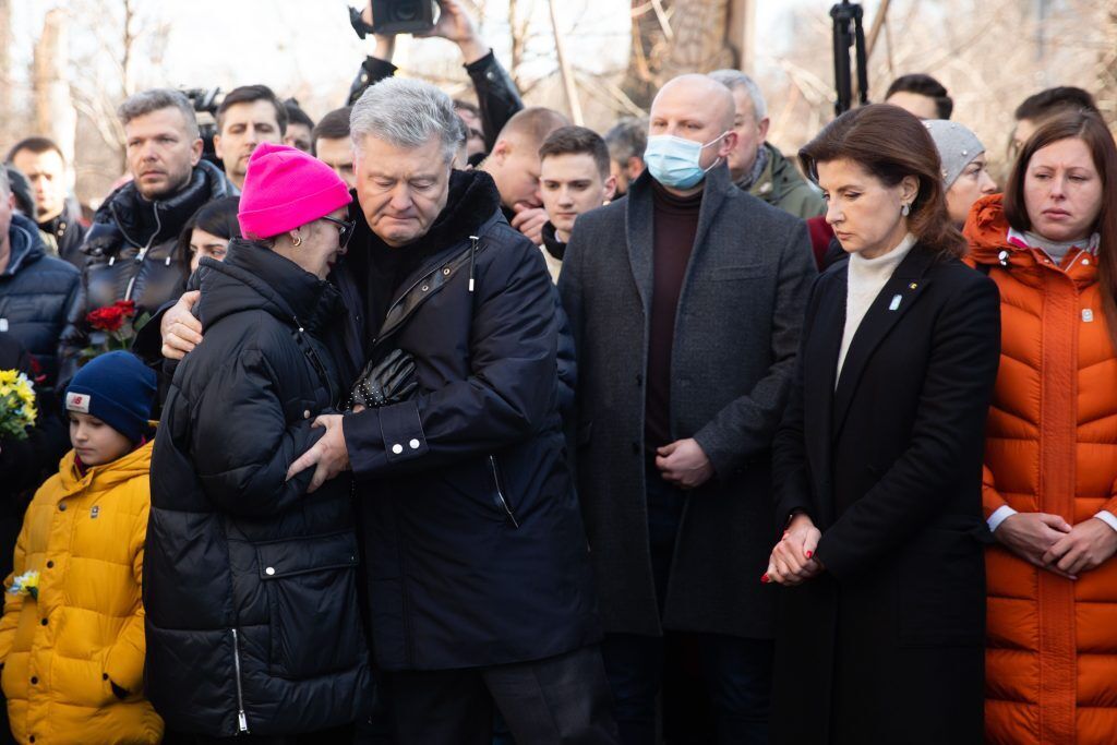 Порошенко отметил, что тысячи защитников Украины отдали жизнь за то, чтобы наше государство существовало и развивалось