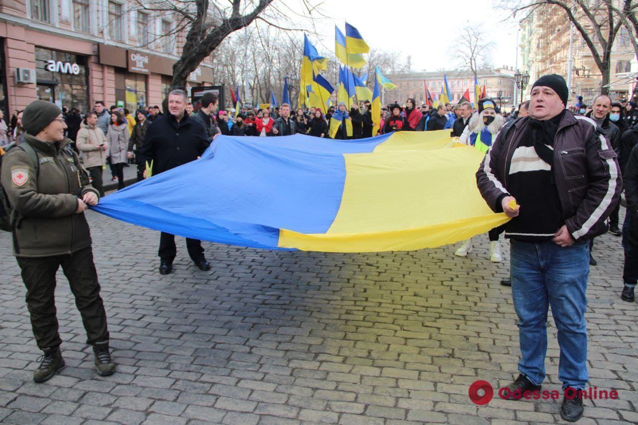 Жители Одессы вынесли большой украинский флаг