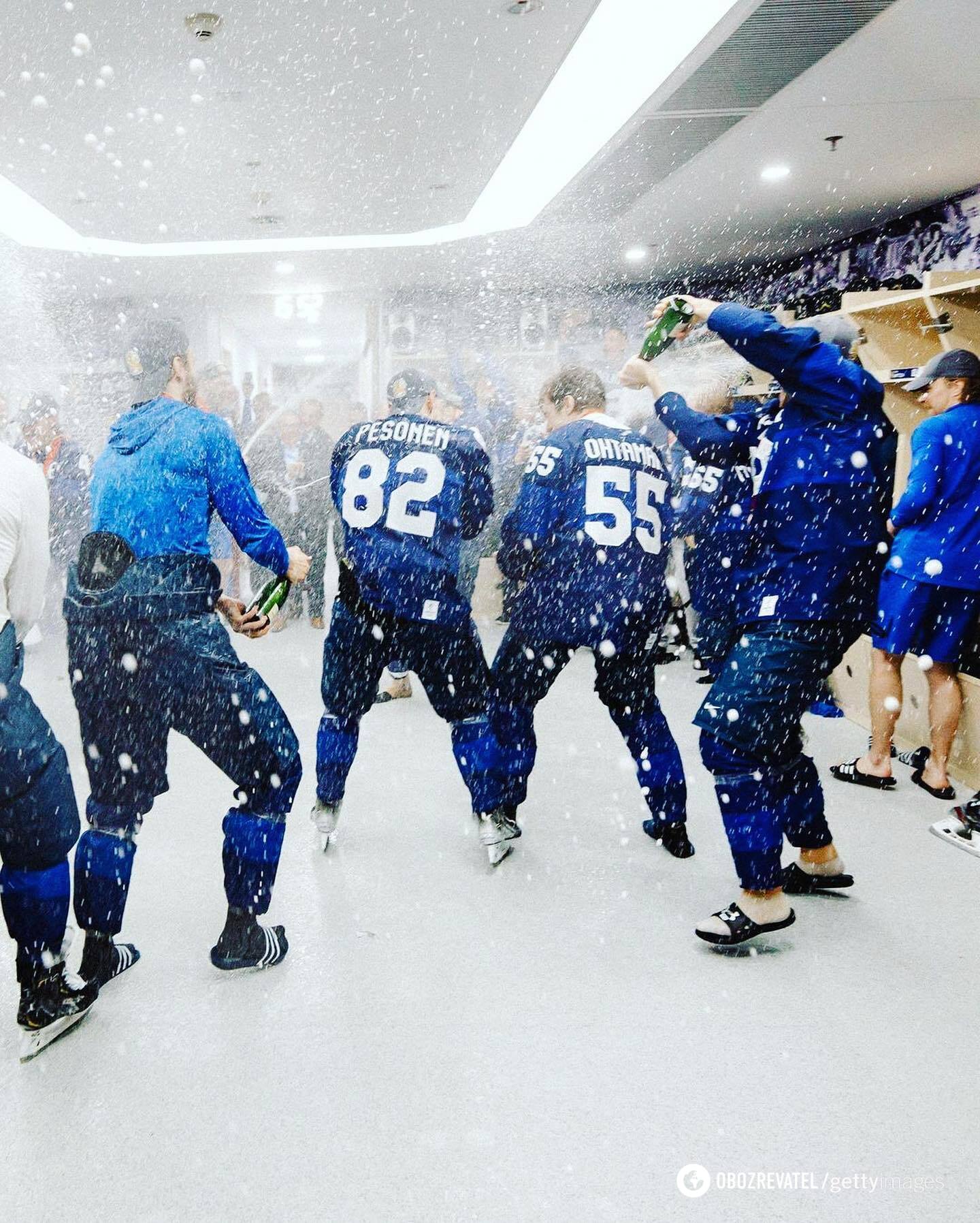 Сборная Финляндии по хоккею празднует победу