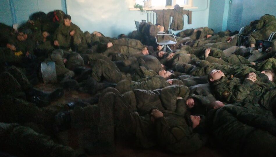 Солдаты спят прямо на полу