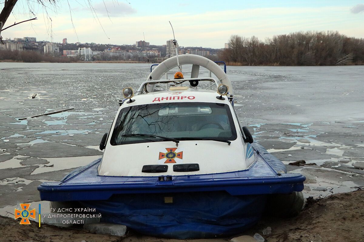 На річці Дніпро в Дніпрі під кригу провалилися п’ятеро осіб