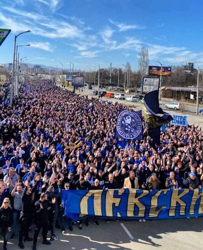 Болельщики "Левски" прошлись маршем к стадиону.