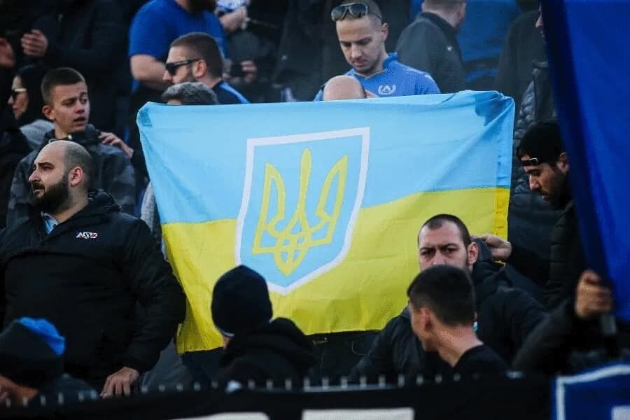 Украинский флаг на трибуне фанатов "Левски".