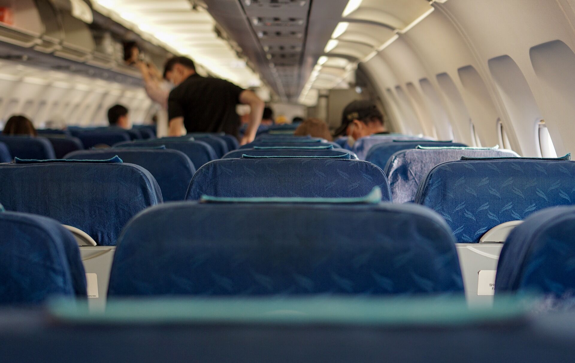 Пасажирів часто нудить у літаку.