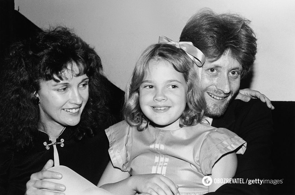 Дрю Бэрримор со своей матерью Джейд Бэрримор и ее сводным братом Джоном Блитом Бэрримором.