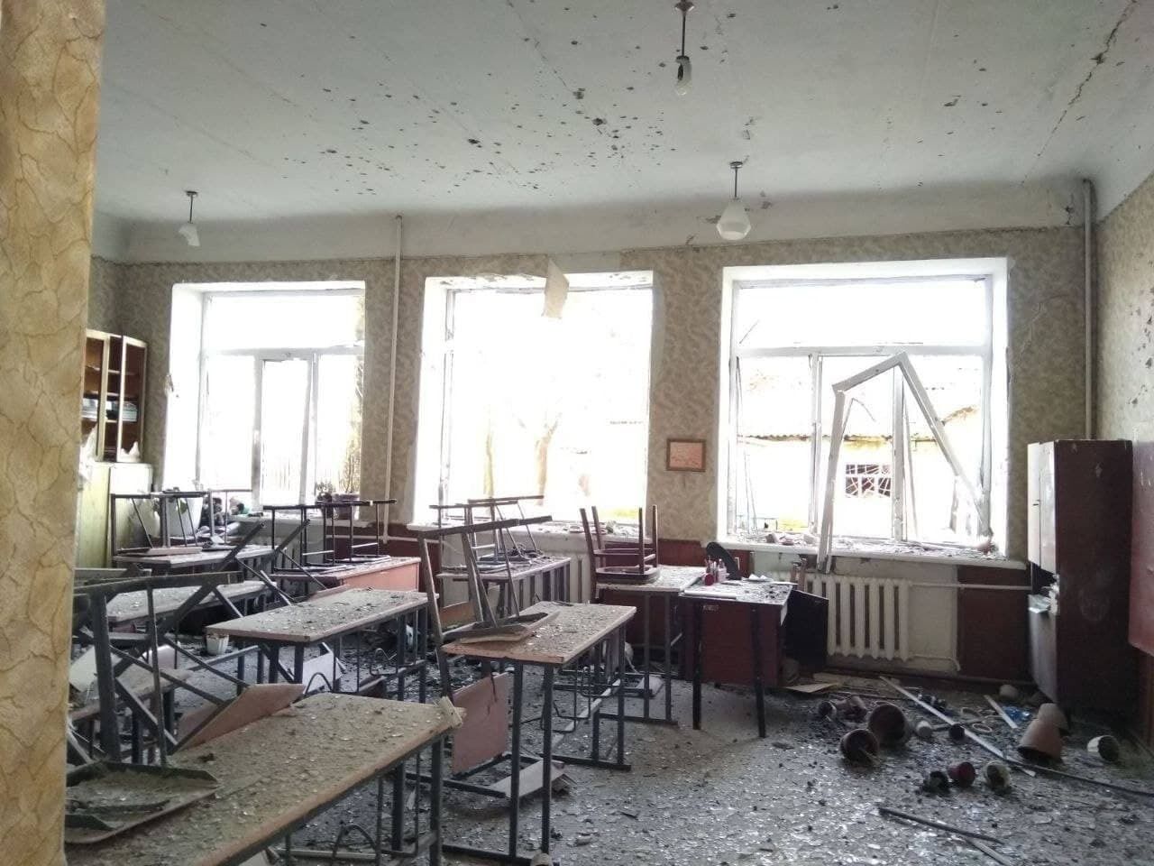 На фото видно разрушенный школьный кабинет