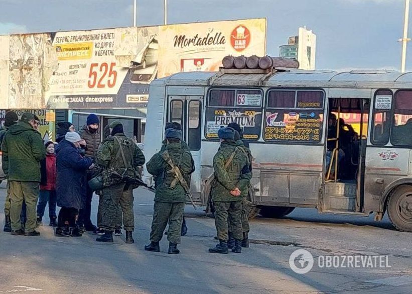 У Донецьку патрулі відловлюють потенційних "захисників вітчизни" та в автобусах відвозять до військкомату.