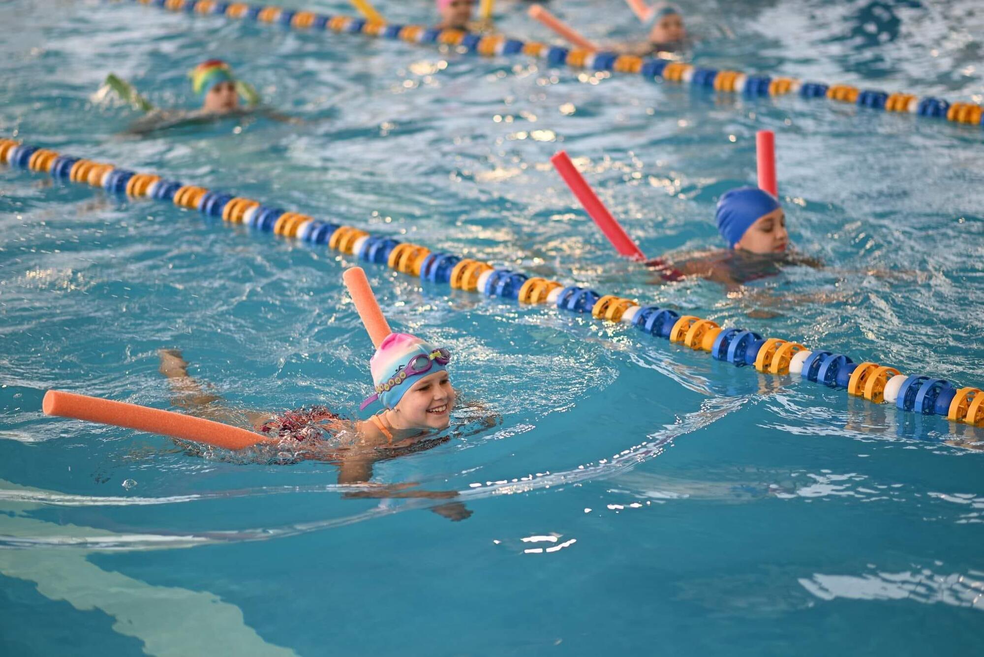 В бассейне занимаются учащиеся местной детско-юношеской спортивной школы