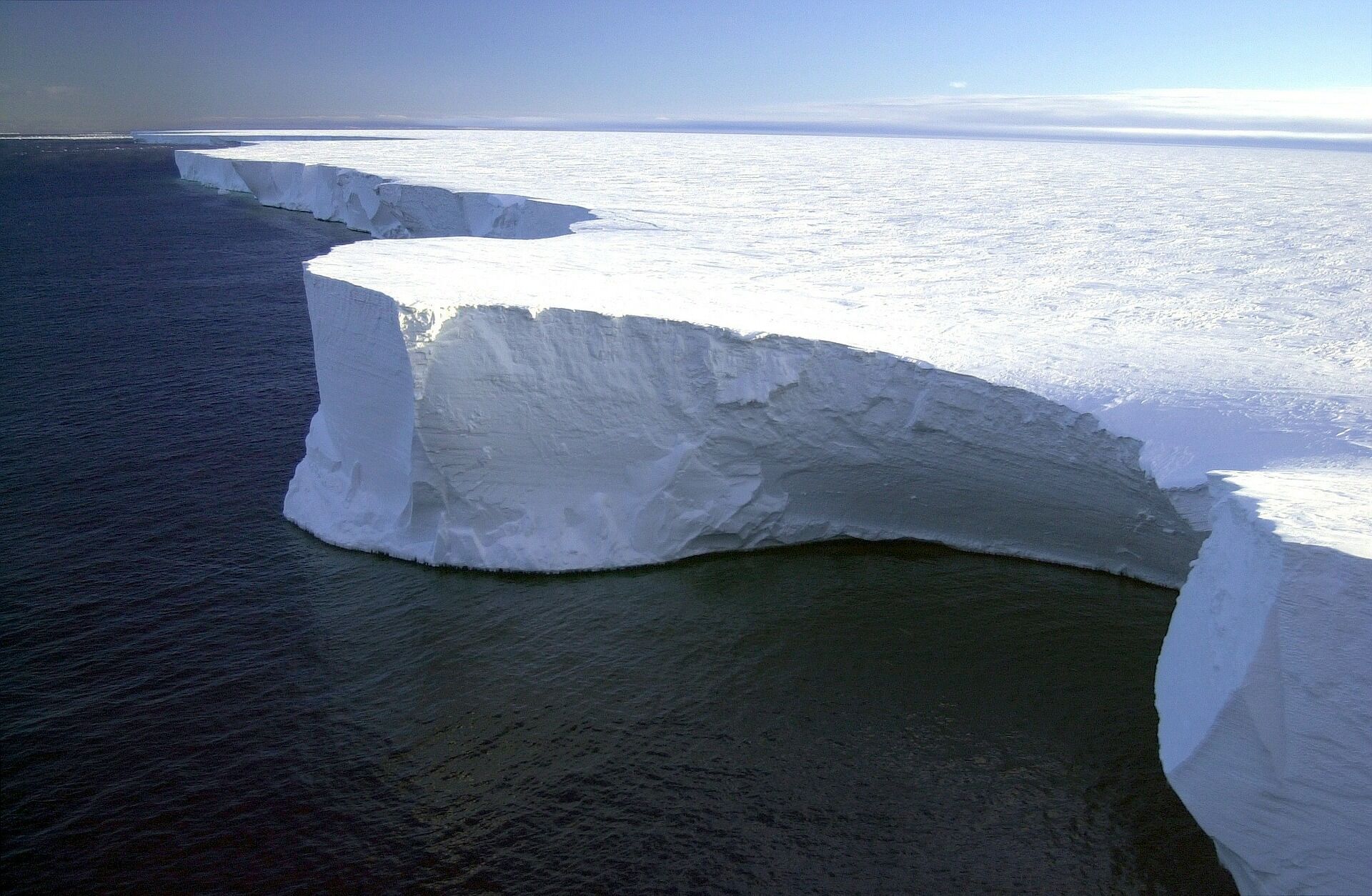 В Антарктиді зростає середня температура.