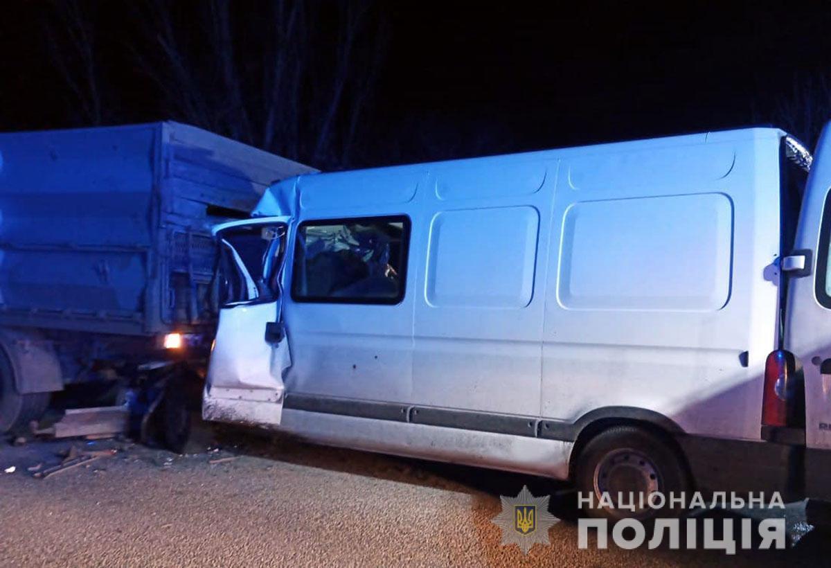 Мікроавтобус Renault зіткнувся з вантажівкою МАН