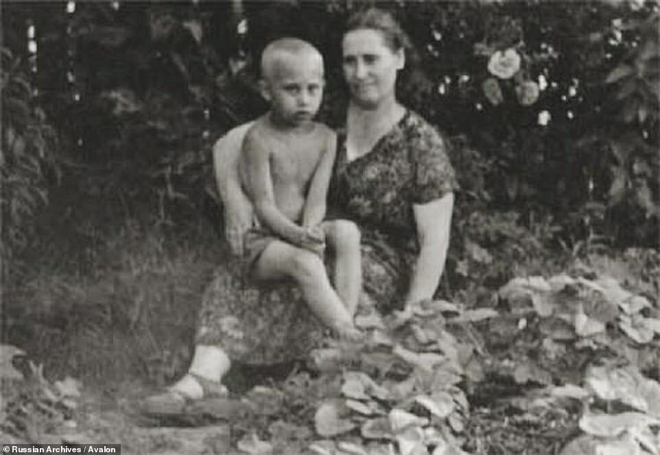 Пятилетний Путин с матерью.