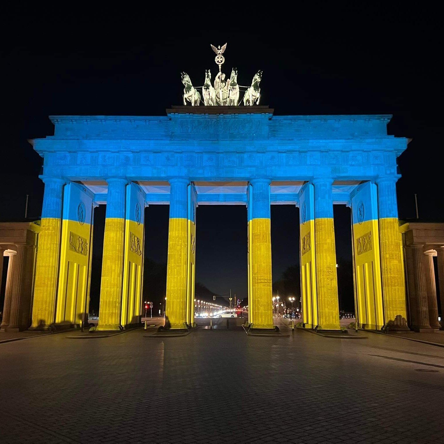 Сине-желтые Бранденбургские ворота