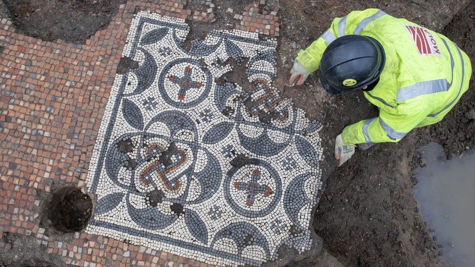 Плиты мозаики были найдены около месяца назад