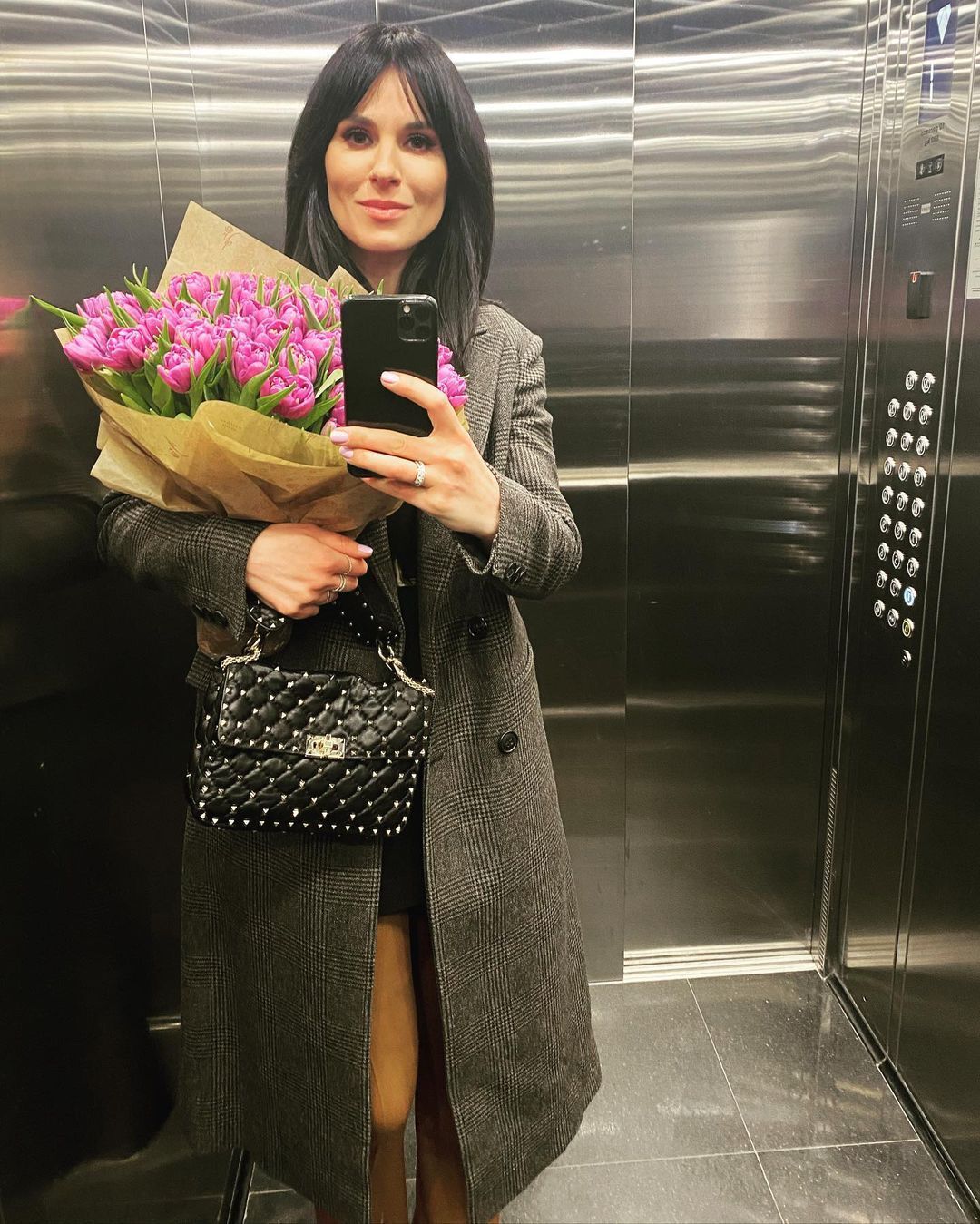 Маша Ефросинина с букетом тюльпанов