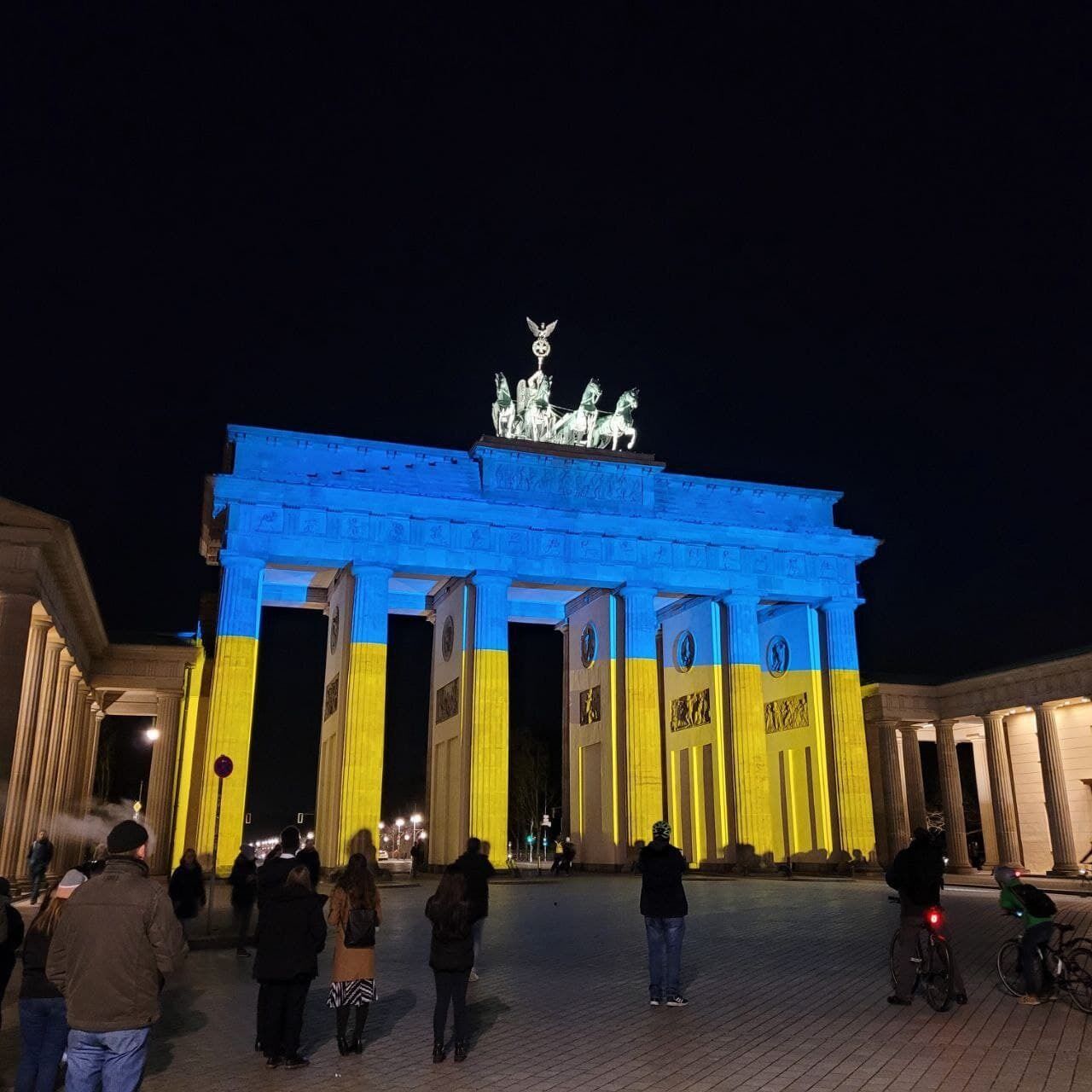 Бранденбургские ворота будут сиять желто-синими цветами до полуночи