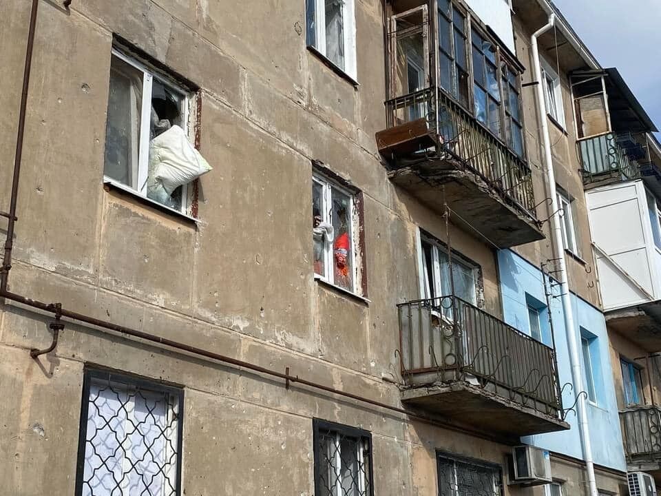 Окупанти вдарили по будинках у Щасті, вул. Донецька