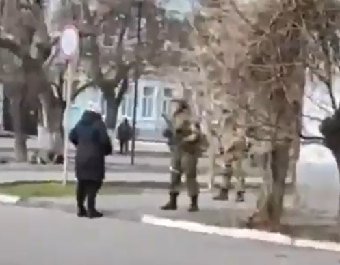 Українка накричала на російського окупанта у Генічеську