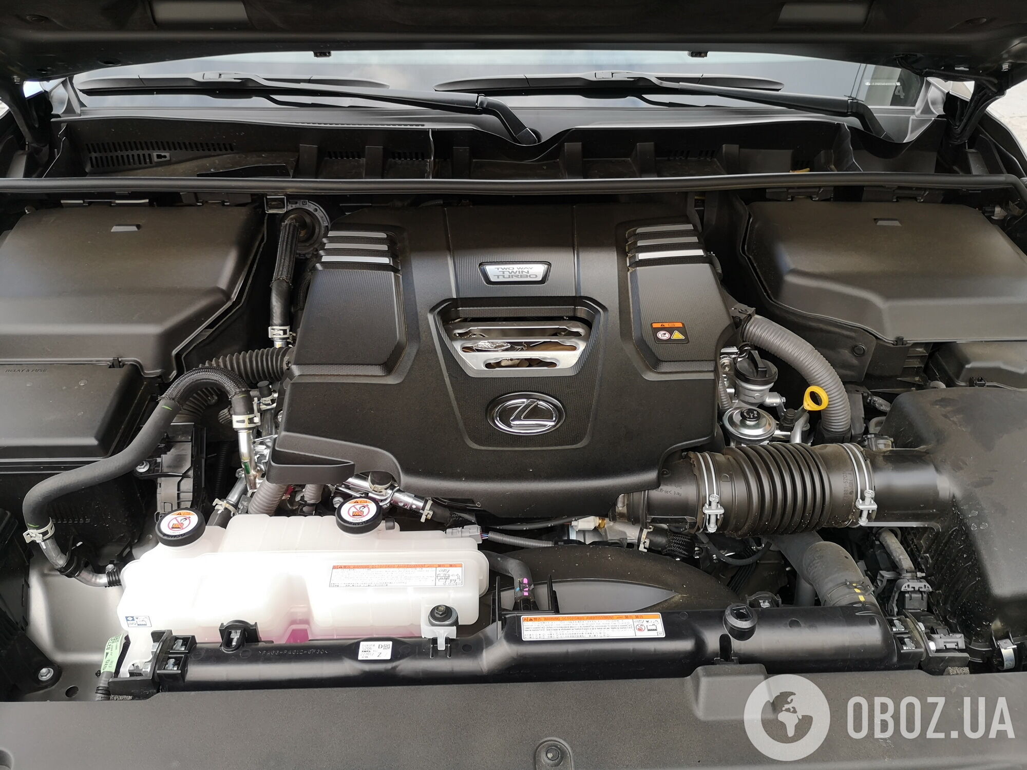 Lexus LX 500d оснащен дизелем объемом 3,3 л, который выдает 300 л.с. и 700 Нм против 272 л.с. и 650 Нм у прежнего 4,5-литрового V8