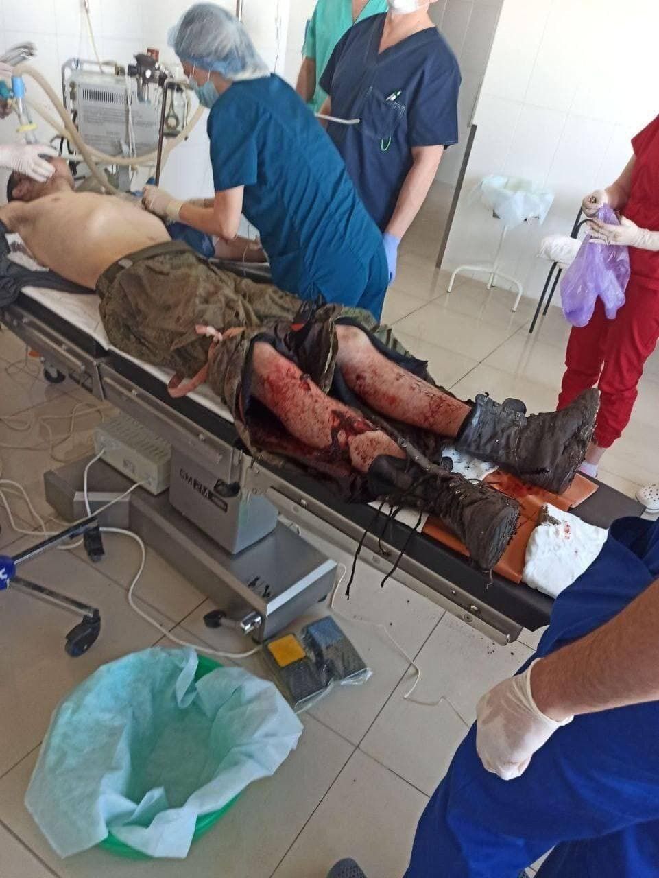 Врачи оказывают солдату РФ необходимую медицинскую помощь