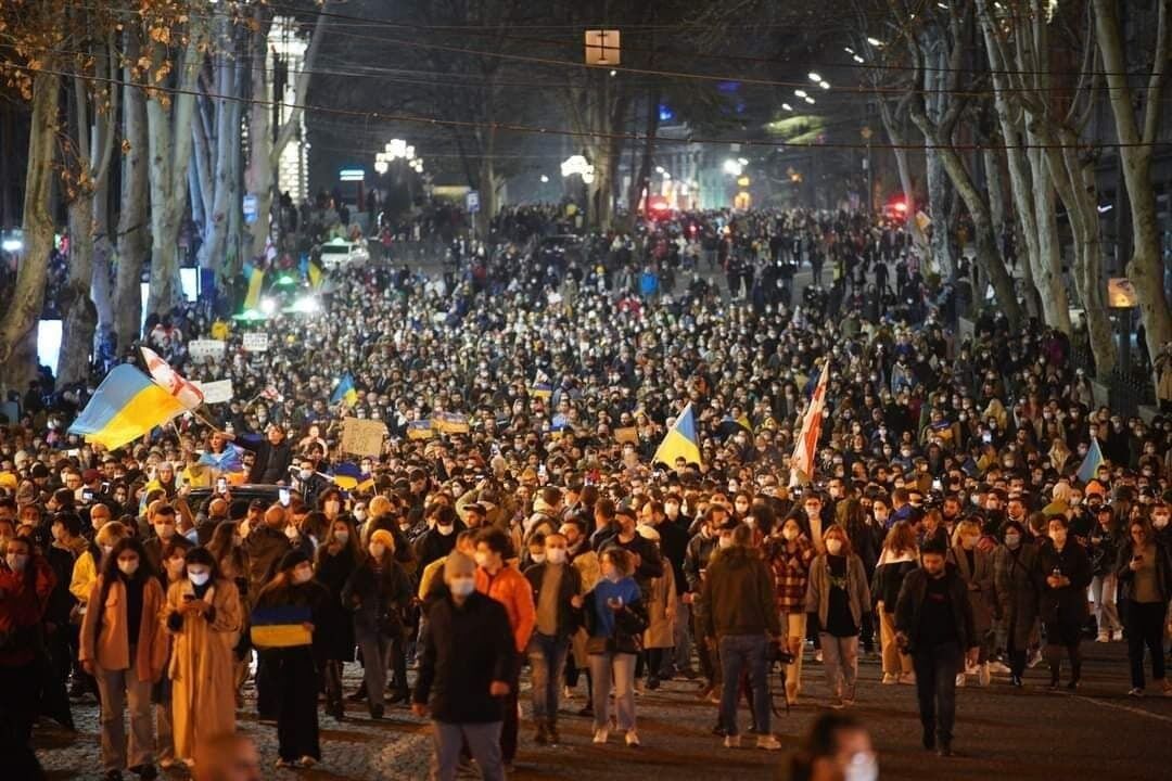 "Руки геть від України!" У Грузії тисячі людей вийшли на мітинг проти російської агресії