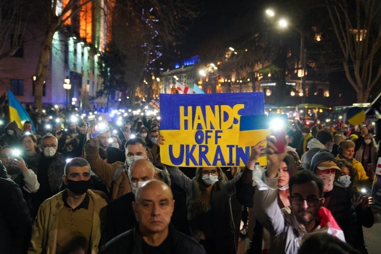 "Руки геть від України!" У Грузії тисячі людей вийшли на мітинг проти російської агресії
