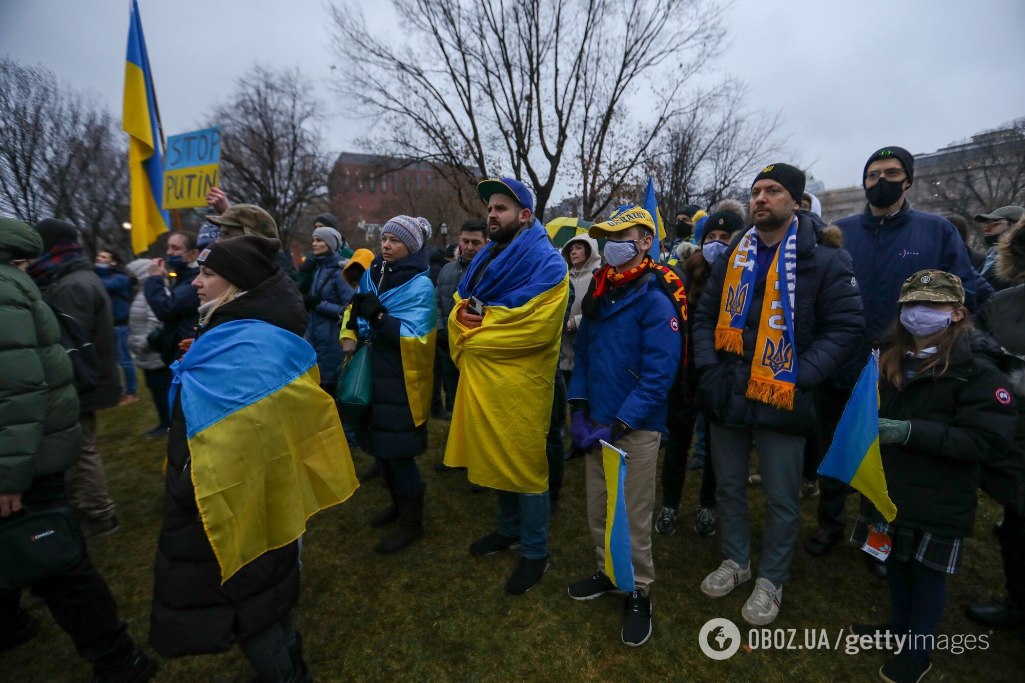 Украинцы собираются перед Белым домом в Вашингтоне, США, чтобы устроить акцию протеста против нападения России на Украину