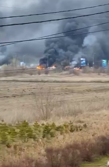Українці спалили техніку окупантів під Гостомелем.