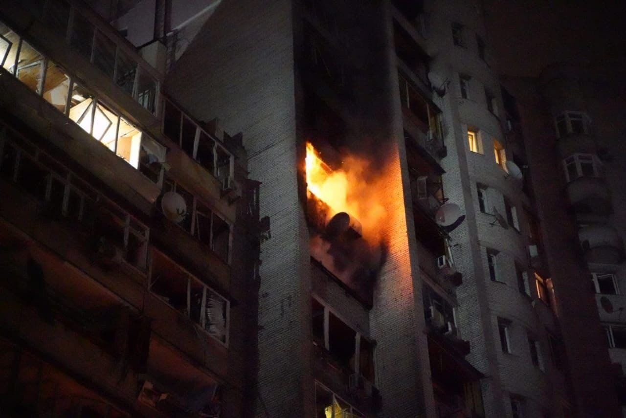 Из-за обстрелов оккупантов в Киеве произошел пожар в жилой многоэтажке, восемь человек пострадали. Фото и видео