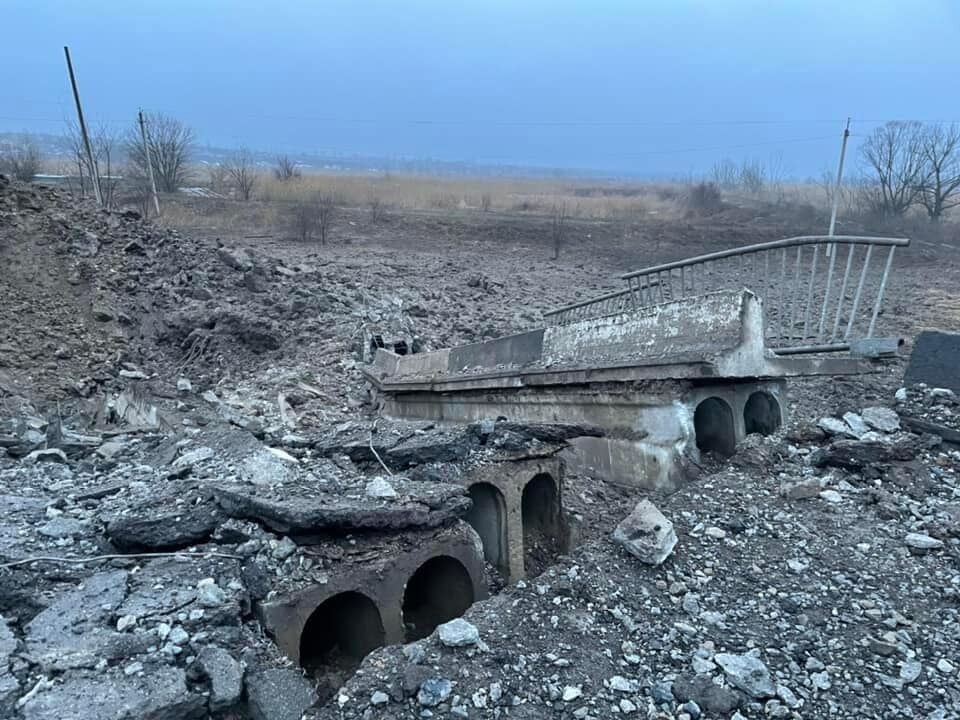 У Троїцьку внаслідок обстрілу зруйновано міст, пошкоджено житлові будинки. Фото