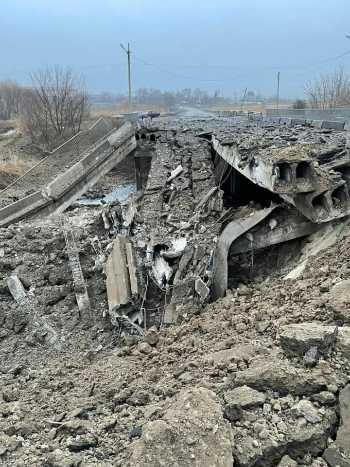 В Троицком в результате обстрела разрушен мост, повреждены жилые дома. Фото