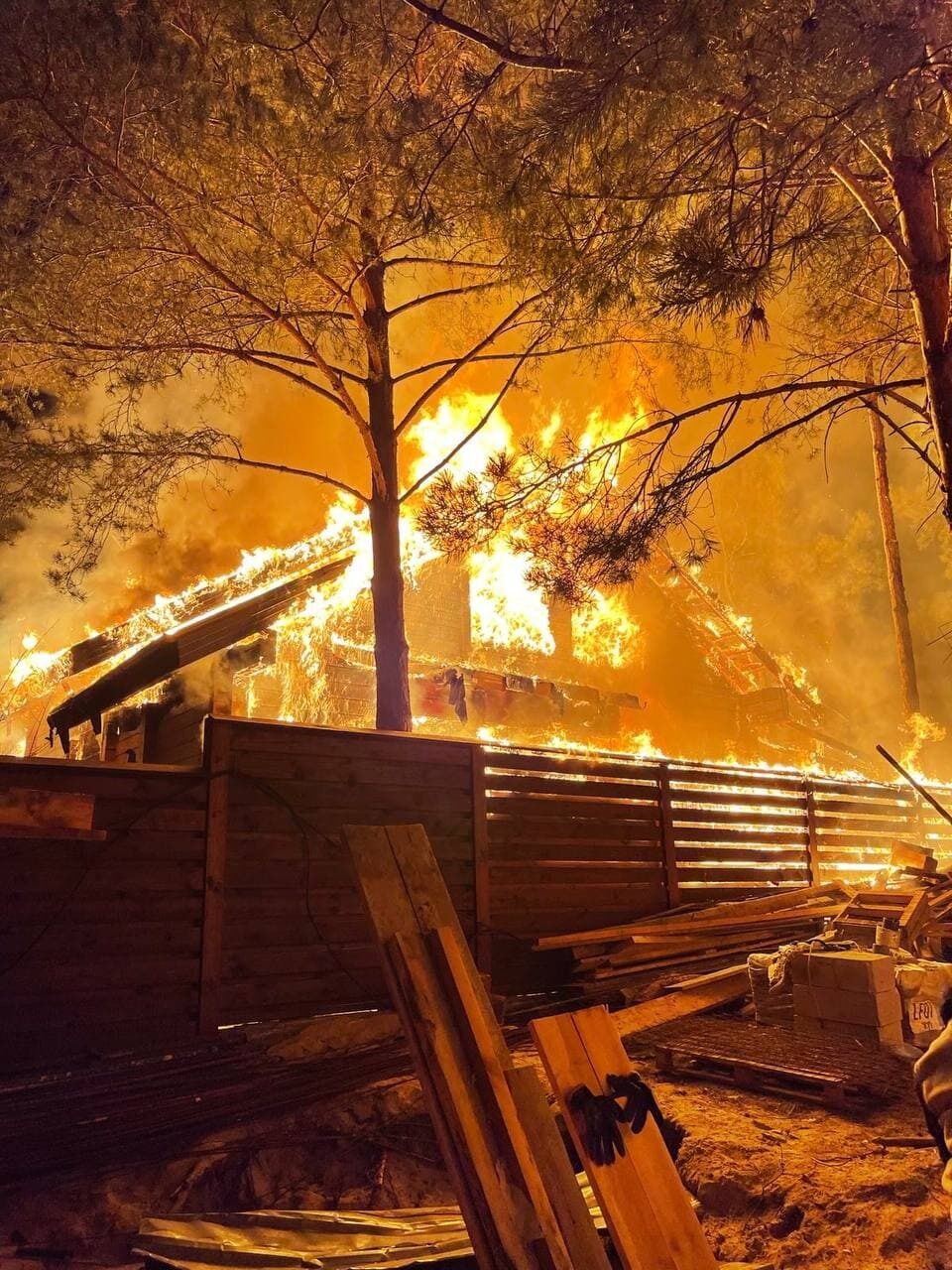 Сгорел дом мирных жителей.