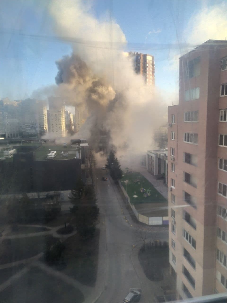 Вблизи аэропорта "Жуляны" поднялся дым: произошел взрыв. Фото и видео