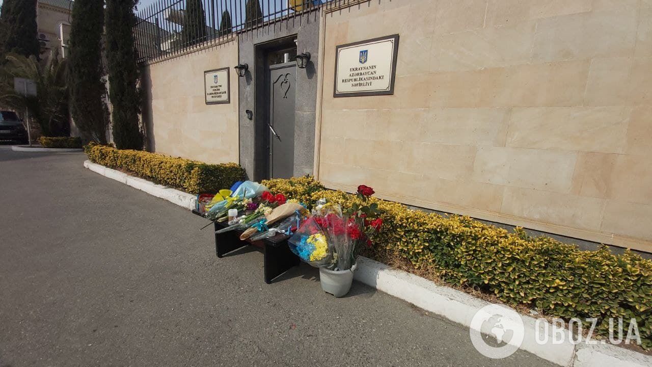 Цветы под посольством Украины в Азербайджане.
