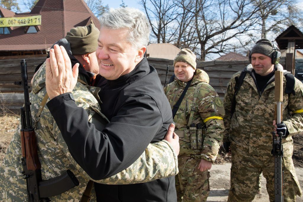 Порошенко побував на блокпості біля Коцюбинського під Києвом