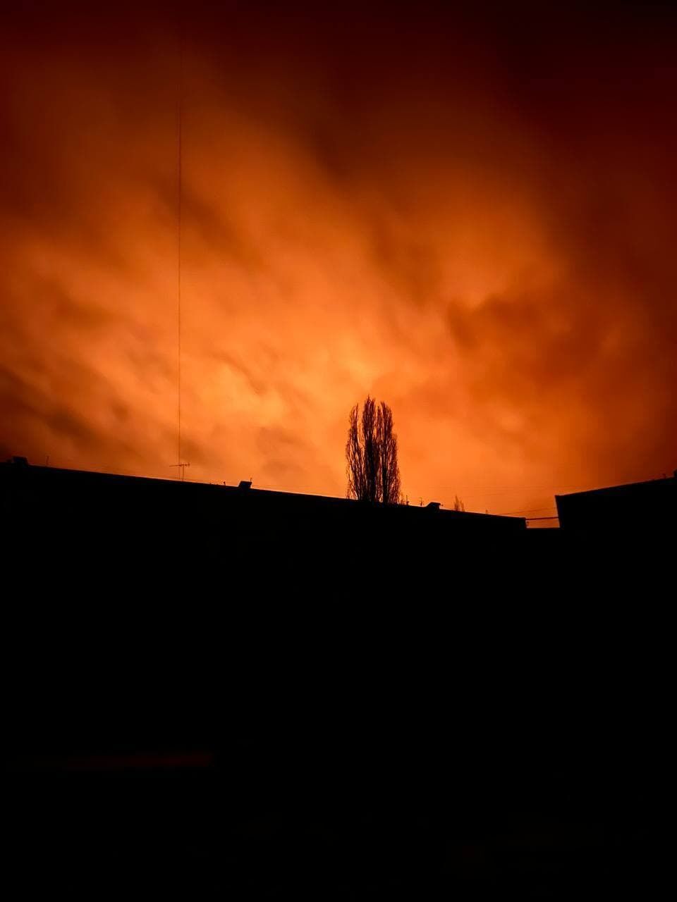 Небо после взрывов в Харькове.