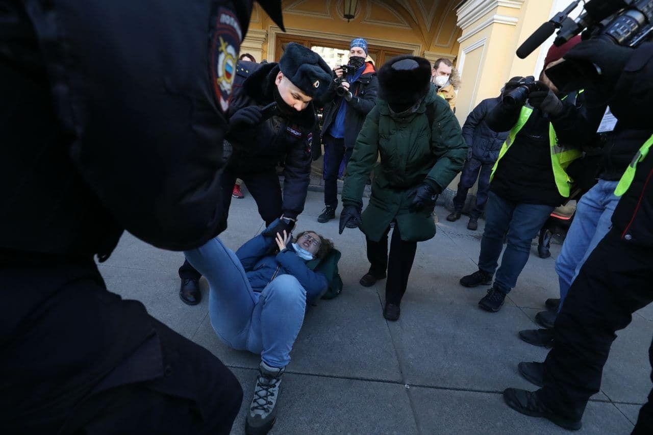 У Росії жорстко б'ють та розганяють противників війни з Україною. Фото і відео